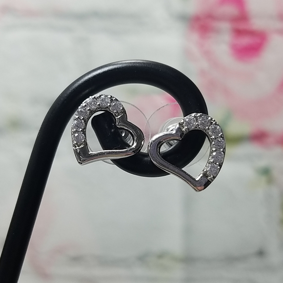 robert enterprise's Jewelry - Adorable Stud Heart Earrings